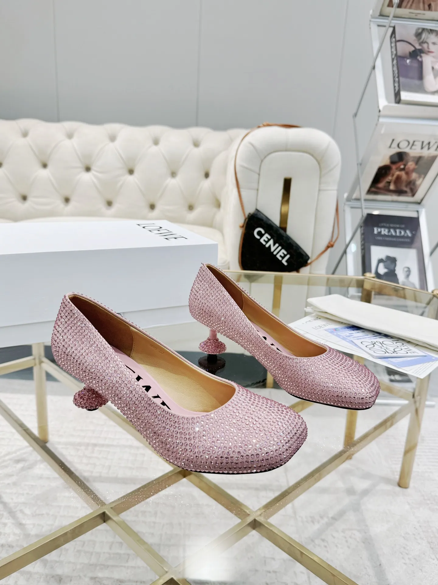 👟👟Ex-factory price 660👟👟 LOEWE‼ ️ New arrival‼ ️Imported genuine leather sole Loewe 2024/aw early spring latest T stage colored diamond series catwalk style 😘😘😘 Upper: imported silk cloth lining: imported water-dyed sheepskin outsole: original molded injection molded leather outsole Heel: original molded 1:1 Heel height: 5.5cm Size: 35-39 (40/41/42/43 custom-made, non-refundable)